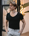 Anti Schweiß Shirt color__schwarz+neck__tiefes v-kragen